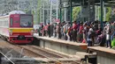 <p>Kereta Comuter Line tiba di Stasiun Manggarai, Jakarta, Selasa (28/3). Stasiun Manggarai dipadati penumpang yang hendak berlibur pada Hari Raya Nyepi Tahun Baru Saka 1939. Jumlah kenaikan penumpang hingga 70 % dari hari biasa. (Liputan6.com/Faizal Fanani)</p>