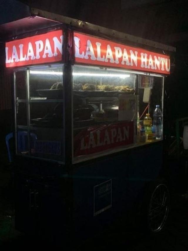 Enggak Jadi Seram, 6 Spanduk Warung Bernuansa Horor Ini Malah Bikin Ketawa