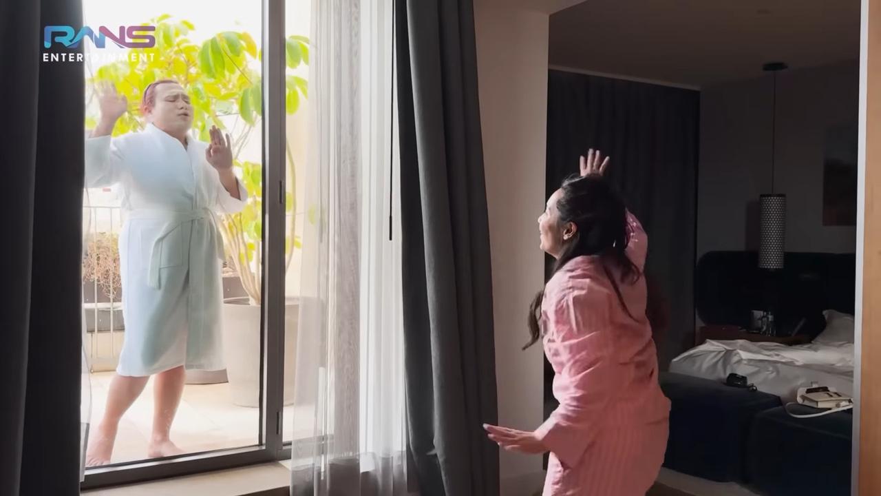 Potret Kocak Nagita Slavina Kunci Keanu Agl di Balkon, Kompak Bareng Rayyanza & Lucu Banget Joget di Depan Pintu Kaca