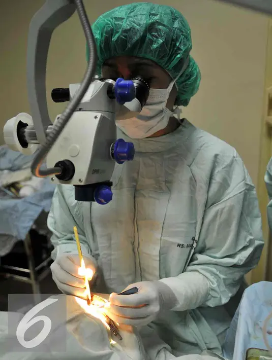 Dokter saat mengoperasi katarak di Rumah Sakit Pertamina Jaya, Jakarta, Kamis (3/12). Setiap tahunnya, 240.000 orang terancam mengalami kebutaan. (Liputan6.com/Gempur M Surya)