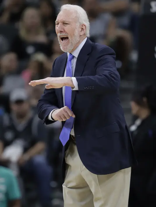 Gaya pelatih San Antonio Spurs, Gregg Popovich saat memimpin timnya melawan Charlotte Hornets pada laga NBA basketball game di AT&T Center, San Antonio, (3/11/2017) waktu setempat. San Antonio menang 108-101. (AP/Eric Gay)