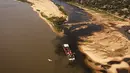 Aliran sungai San Francisco yang terbuang dan tercemar mencapai sungai Paraguay di tengah kekeringan bersejarah yang mempengaruhi levelnya, di Mariano Roque Alonso, Paraguay, Senin (20/9/2021).  (AP Photo/Jorge Saenz)