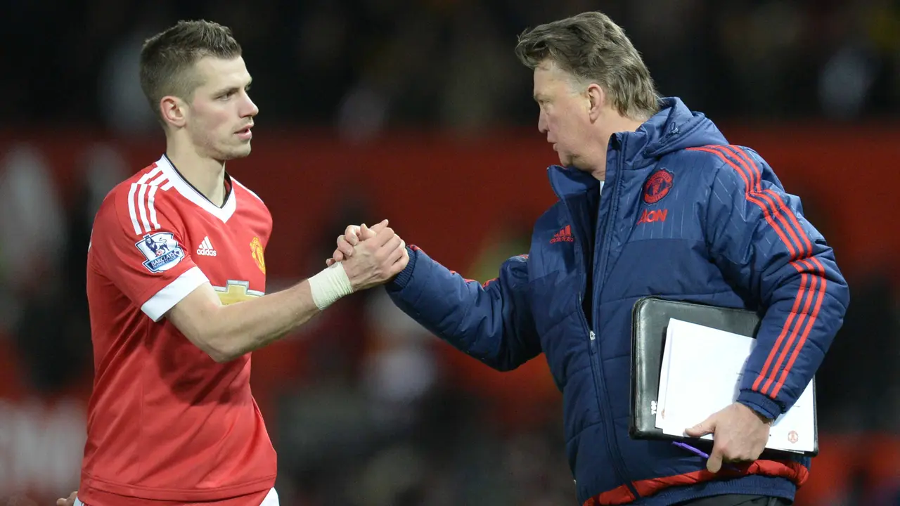 Louis van Gaal Tinggalkan MU dengan Kepala Tegak