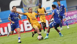 Pemain Persija Jakarta, Hanif Sjahbandi (tengah) berusaha melewati penjagaan pemain Persib Bandung dalam laga lanjutan BRI Super League 2025/2026 di Stadion Gelora Bandung Lautan Api, Bandung, Minggu (11/01/2026). (Bola.com/Abdul Aziz)