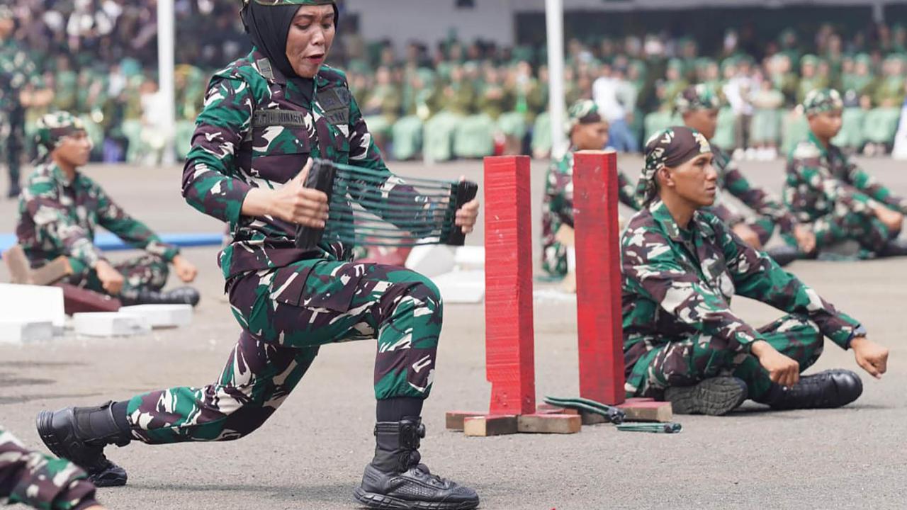 FOTO: Momen Akrab  Kasad Maruli Simanjuntak Kenakan Topi Berpuncak kepada Seorang Anak