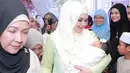 Sebagai ibu, Siti pastinya sangat berbahagia dengan kelahiran anak pertamanya ini. Terlihat senyuman semringah di wajah Siti saat menggendong bayinya di acara akikah. (Instagram/ctdk)
