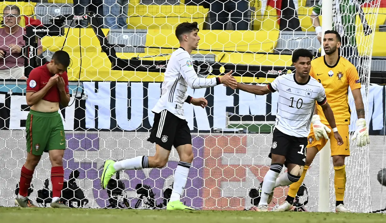 Ajang Euro 2020 (Euro 2021) baru menyelesaikan matchday kedua di fase grup alias baru 24 pertandingan dijalani. Uniknya, rekor gol bunuh diri langsung terpecahkan sejauh ini, dengan total 5 gol bunuh diri mengalahkan pencapaian edisi 2016 lalu yang hanya tiga kali. (Foto: AP/Pool/Philipp Guelland)