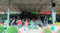 Komunitas Ojol Cikarang bersama Serdadu Cikarang menunjukkan kepedulian sosial dengan menggalang dana dan membagikan paket sembako di Ekowisata Bambu Kuning (Istimewa)