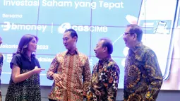 (Dari kiri) Chief Operating Officer BMoney Dhinda Arisyiya, CEO of BukaFinancial & Commerce PT Bukalapak.com Tbk Victor Putra Lesmana, President Director CGS-CIMB Sekuritas Indonesia Lim Kim Siah, dan Director CGS-CIMB Sekuritas indonesia Sugiharto Widjaja saat peluncuran BMoney Saham di Jakarta, Selasa (16/5/2023). (Liputan6.com/Angga Yuniar)