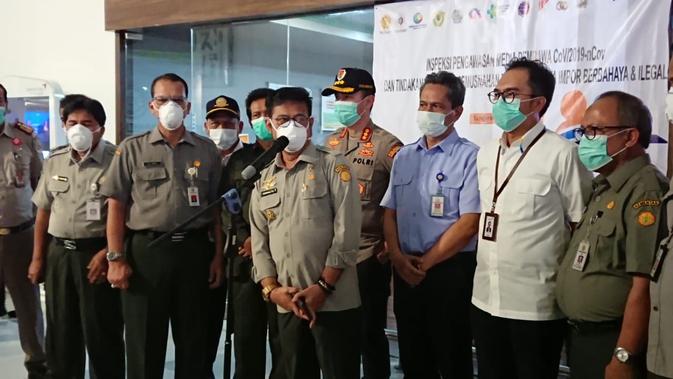 Gunakan masker N95, Menteri Pertanian Syahrul Yasin Limpo, inspeksi pengawasan tindakan karantina lalu lintas hewan dan produk hewan di Bandara Soekarno Hatta. (Pramita/Liputan6.com)