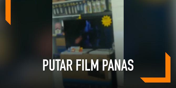 VIDEO: TV di Pusat Perbelanjaan Memutar Film Panas