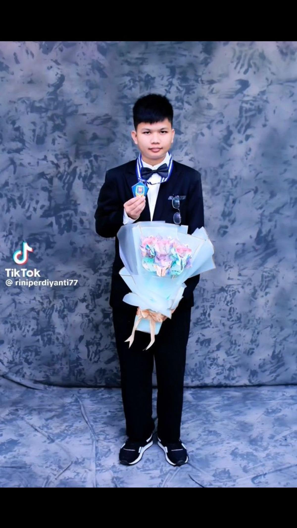 Inilah sosok anak kedua Sus Rini yang baru lulus SMP. Seperti kakaknya yang viral beberapa waktu lalu karena kecantikannya, anak laki-laki ini juga memiliki wajah yang tampan.