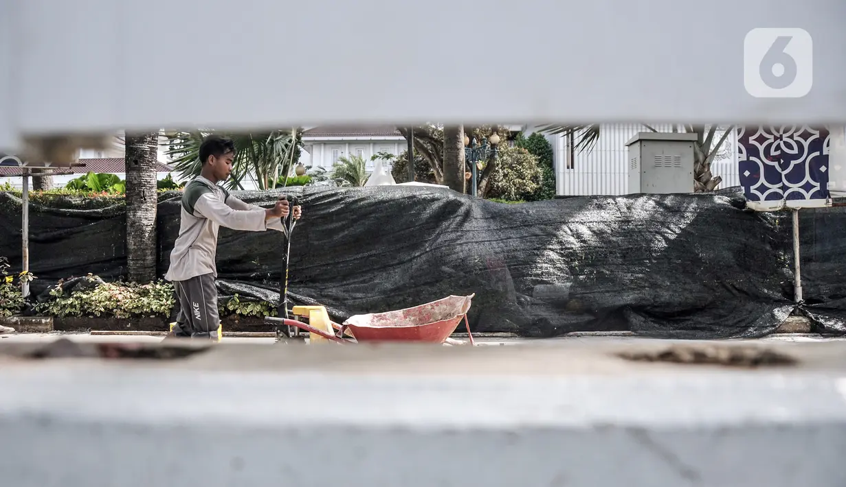 Pekerja menyelesaikan proyek revitalisasi trotoar di Jalan Medan Merdeka Selatan, Jakarta Pusat, Selasa (22/11/2022). Pemprov DKI Jakarta mengalokasikan anggaran sebesar Rp 171 miliar dalam Rancangan Anggaran Pendapatan dan Belanja Daerah (RAPBD) DKI Jakarta 2023 untuk revitalisasi trotoar di Ibu Kota. (merdeka.com/Iqbal S. Nugroho)