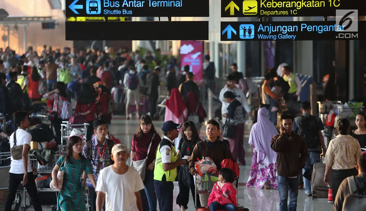 Sejumlah penumpang memadati Terminal 1C Bandara Soekarno Hatta, Tangerang, Selasa (20/6). Puncak arus mudik di Bandara Soetta diprediksi akan terjadi pada tanggal 22-23 Juni, dikarenakan sudah memasuki masa cuti bersama. (Liputan6.com/Johan Tallo)