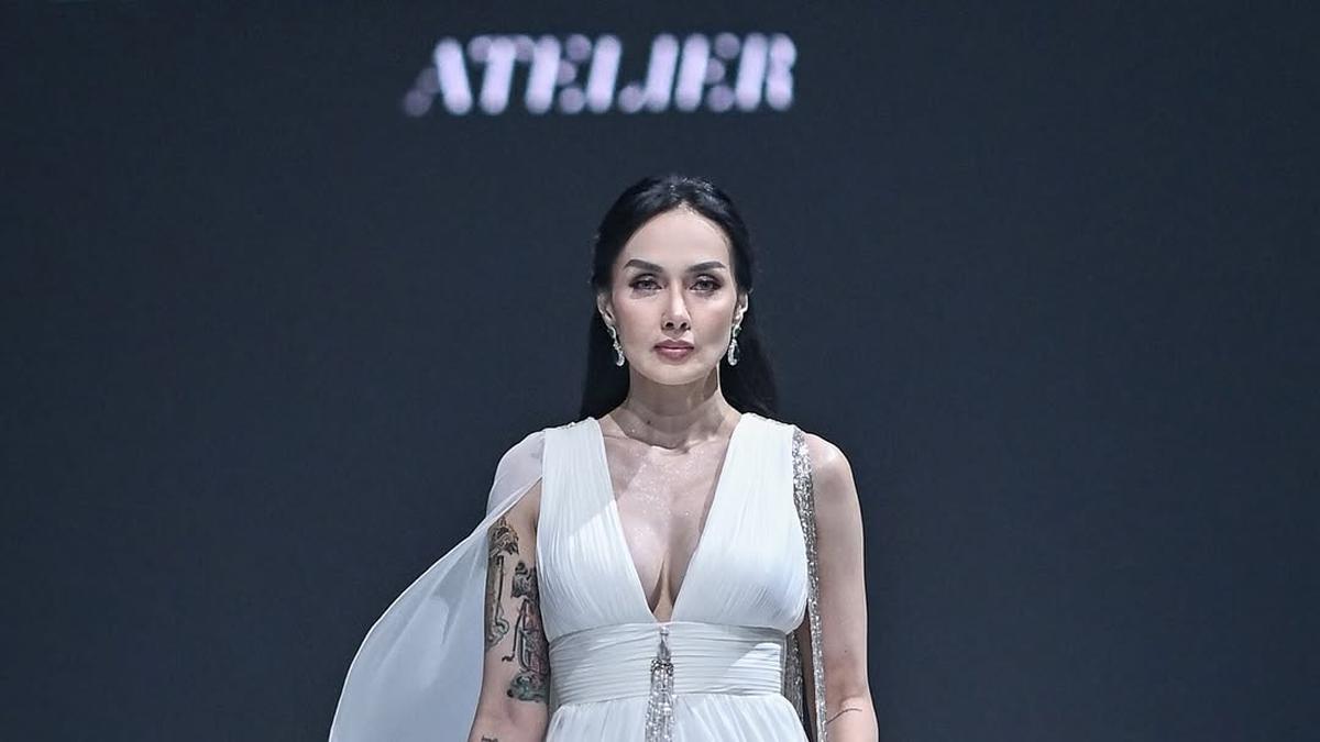 Debut di JFW 2026, Sara Wijayanto Tampil Bak Dewi dari Kayangan dengan Gaun Serba Putih