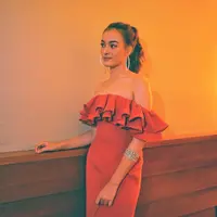 Mawar Eva de Jongh dalam dress merah off the shoulder (Instagram @mawar_eva foto @japra.fajar)