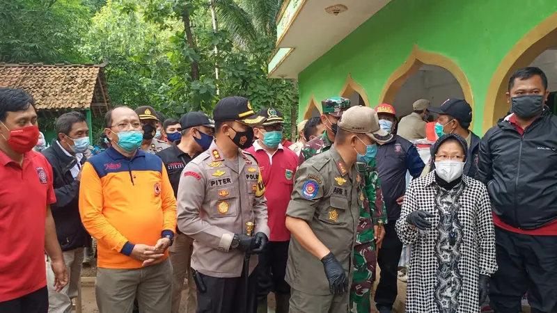 Mensos Tri Rismaharini mengunjungi korban longsor Kalijering, Padureso, Kebumen. (Foto: Liputan6.com/Polres Kebumen)