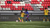 Pemain Persebaya Surabaya Bruno Moreira mencoba lepas dari kawalan bek Arema FC Ahmad Maulana di Stadion Kapten I Wayan Dipta. (Alit Binawan/Bola.com)