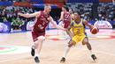 Pebasket Brasil, Yago Santos (kanan) berusaha melewati pebasket Latvia, Rolands Smits pada laga Grup L Piala Dunia FIBA 2023 di Indonesia Arena, Senayan, Jakarta, Minggu (03/09/2023). Latvia menang dengan skor 104-84. (Bola.com/Bagaskara Lazuardi)