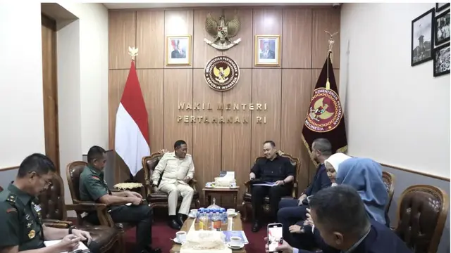 Founder ESQ Corp, Ary Ginanjar Agustian bersama Wakil Menteri Pertahanan RI Donny Ermawan Taufanto di kantor Kementerian Pertahanan, Jakarta, Senin (3/11/2025). Foto: Dokumen ESQ
