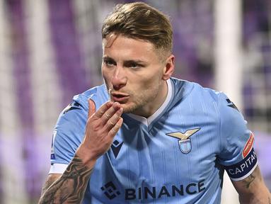 Lazio sukses memetik poin tiga saat giornata ke-24 Liga Italia 2021/2022 usai mengalahkan tuan rumah Fiorentina. Penyerang sekaligus kapten Si Elang Biru, Ciro Immobile keluar sebagai aktor kemenangan mereka. (La Presse via AP/Massimo Paolone)