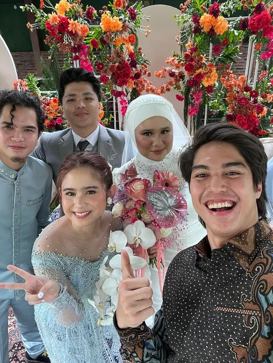 Sedangan, El Rumi yang juga ikut kondangan tampil dengan kemeja batik.