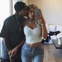 Tyga mendapat kejutan di hari ulang tahunnya dari sang kekasih, Kylie Jenner, dan anaknya, King Kairo. Lewat unggahan di akun media sosialnya, Kylie memamerkan kejutan ulang tahun direncanakannya. (Instagram/kylizzlesnapchat)