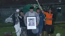 Sutan Bhatoegana, seorang politisi Indonesia meninggal di usia 59 tahun pada Sabtu (19/11) pukul 08.00 WIB. Pemakaman pun dilangsungkan pada sore harinya diiringi dengan hujan deras, petir dan angin kencang. (Bambang E. Ros/Bintang.com)