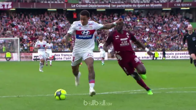 Memphis Depay tampil sensasional dengan menyumbang satu gol dan empat assist untuk mengantar Lyon menang lima gol tanpa balas di k...