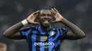 Pemain Inter Milan, Marcus Thuram, melakukan selebrasi setelah mencetak gol ke gawang Atalanta pada laga pekan ketiga Liga Italia di Stadion Giuseppe Meazza Sabtu (31/8/2024). (AP Photo/Luca Bruno)