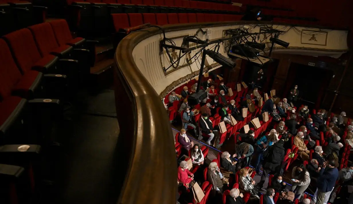 Suasana saat para lansia penghuni panti jompo yang telah menerima vaksin virus corona COVID-19 menyaksikan pertunjukan di EDP Gran Via Theatre, Madrid, Spanyol, 24 Februari 2021. Pandemi COVID-19 di Spanyol mencatatkan kematian sekitar 68.000 orang dari lebih dari 3,1 juta kasus. (GABRIEL BOUYS/AFP)