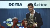 Cristiano Ronaldo saat menerima penghargaan pemain terbaik di Milan (AFP)