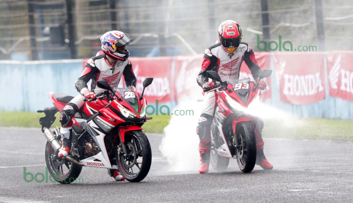 Dani Pedrosa dan Marc Marquez beraksi dengan motor Honda CBR 150 di Sentul, Bogor, Minggu (14/2/2016). (Bola.co/Nicklas Hanoatubun)