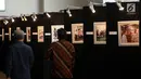 Pengunjung melihat pameran Foto Wartawan Parlemen bertema DPR Zaman Now di Komplek Parlemen, Senayan, Jakarta, Kamis (29/8/2019). Pameran ini dalam rangka memperingati HUT DPR ke 74. Jumlah Foto yang dipamerkan sebanyak 101 Karya Foto dari 30 pewarta Foto Parlemen. (Liputan6.com/Johan Tallo)