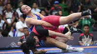 Pegulat putri Jawa Timur, Varadisa Septi Putri, berhasil meraih medali emas PON Bela Diri 2025 melalui cabor gulat nomor gaya bebas putri -76kg. (Bola.com/Bakti Olahraga Djarum Foundation)
