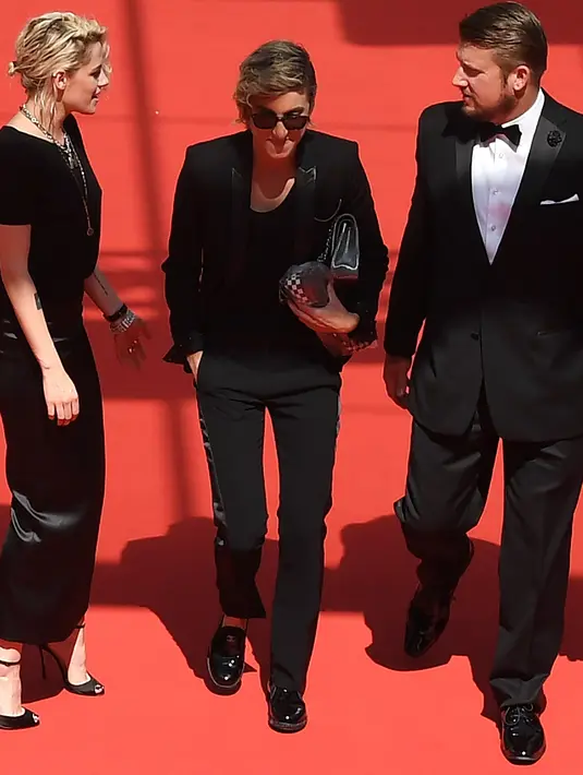 Kedua pasangan biseksual Kristen Stewart dan Alicia Cargile begitu kompak ketika menghadiri Festival Film Cannes. (AFP/Bintang.com)