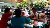Pedagang takjil atau penganan berbuka puasa di Pusat Dakwah Islam (Pusdai) Jawa Barat, Jalan Diponegoro, Kota Bandung. (Liputan6.com, Arie Nugraha)