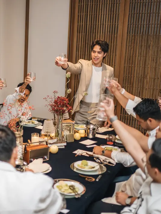 Digelar pada 17 April 2026, bachelor night ini dihadiri oleh lingkaran pertemanan terdekat, termasuk Harris Vriza dan Nadhif Basalamah. Para tamu tampil kompak dalam balutan busana serba putih, menciptakan harmoni visual yang kontras dengan tampilan El sebagai pusat perhatian malam itu.