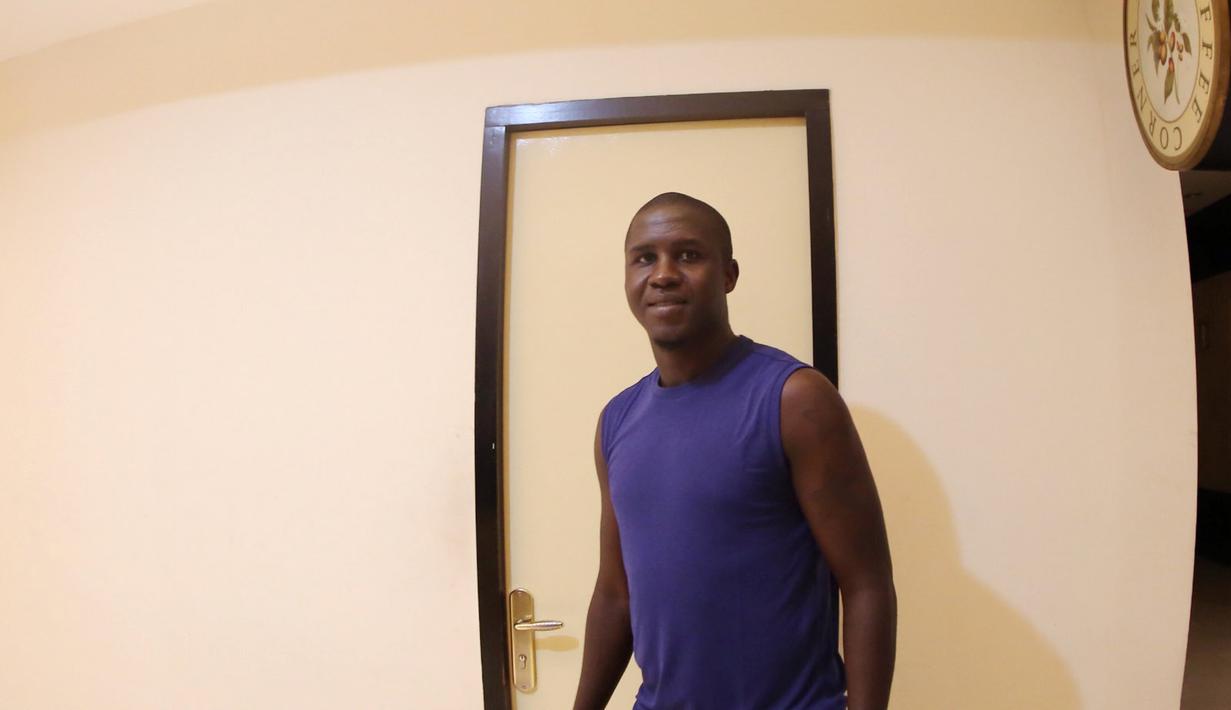 Pemain Sriwijaya FC, Abdulaye Maiga, saat bersantai di Hotel Bidakara jelang Final Piala Presiden 2015 melawan Persib, Minggu (18/10/2015). (Bola.com/Nicklas Hanoatubun)