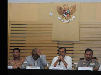 Pimpinan KPK bertemu dengan sejumlah menteri dan petinggi lembaga hukum di Gedung KPK, Senin (2/3/2015).  KPK melimpahkan kasus dugaan tindak pidana korupsi transaksi mencurigakan Komjen Pol Budi Gunawan ke Kejaksaan Agung. (Liputan6.com/Herman Zakharia)