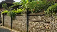 8 Inspirasi Pagar Rumah Tanpa Besi yang Tetap Aman, Dijamin Kokoh dan Estetik