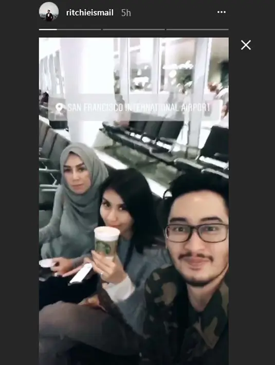 Selain itu, terlihat juga beberapa unggahan terbaru di akun Instagram Story Syahnaz dan Jeje sendiri. Terlihat mama Amy berada di antara pengantin baru yang sudah resmi pada Sabtu (21/4/2018) kemarin. (Instagram/syahnazs)