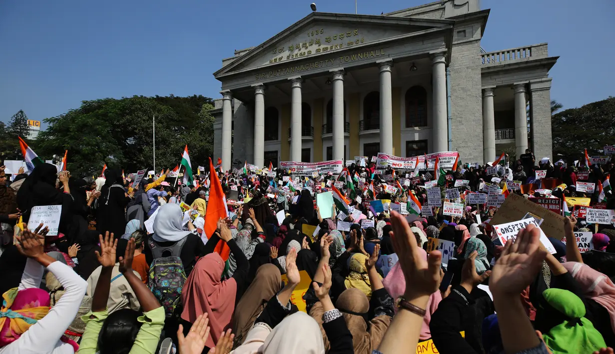 Para wanita meneriakkan slogan-slogan saat memprotes Undang-Undang Kewarganegaraan di Bangalore, India, Kamis (26/12/2019). Kritikus menilai UU Kewarganegaraan adalah upaya pemerintah Narendra Modi untuk memarginalkan 200 juta Muslim di negara itu. (AP Photo/Aijaz Rahi)