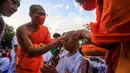 Para calon biksu Buddha wajib mencukur habis rambut, alis, kumis dan jenggot. (DEVI RAHMAN/AFP)