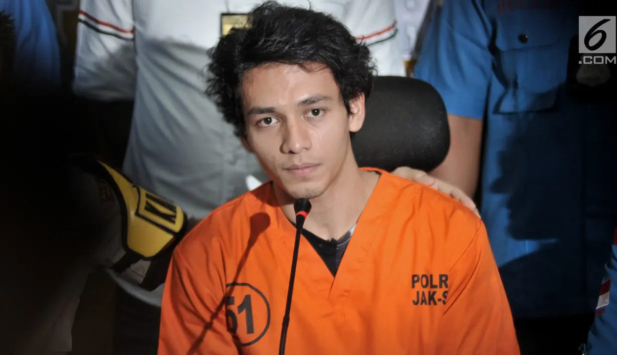 Artis peran Jefri Nichol saat rilis kasus penyalahgunaan narkoba di Mapolres Metro Jakarta Selatan, Rabu (24/7/2019). Jefri Nichol ditangkap pihak kepolisian dengan barang bukti narkoba jenis ganja seberat 6,01 gram yang disimpan dalam kulkas. (merdeka.com/Iqbal S Nugroho)