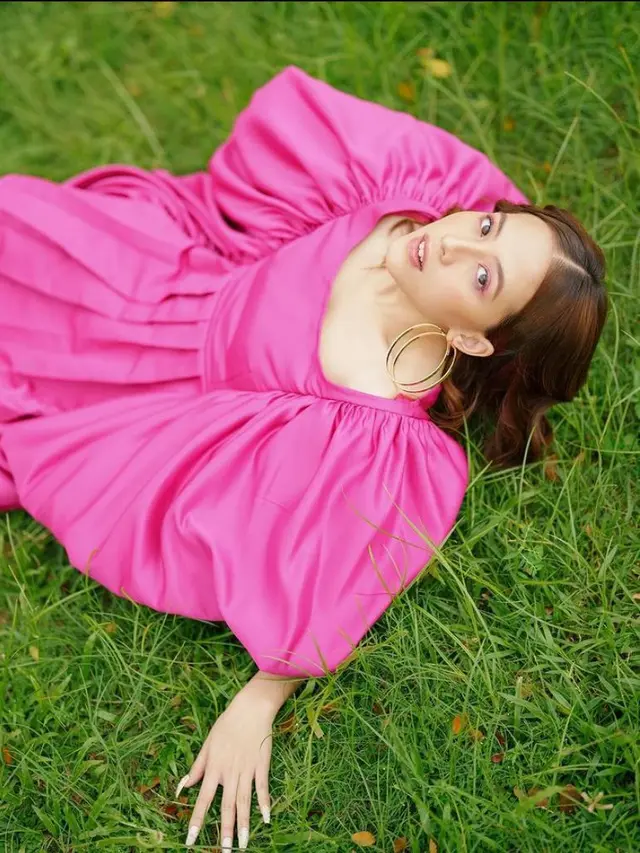 7 Gaya Pemotretan Adhisty Zara di Tepi Danau, Tampil Manis Pakai Dress Pink