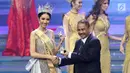 Menteri Pariwisata Arief Yahya memberikan trofi kepada finalis Nadia Purwoko dari Bengkulu ketika terpilih sebagai Miss Grand Indonesia 2018 pada malam final di JCC Jakarta, Sabtu (21/7)  (Liputan6.com/Angga Yuniar)