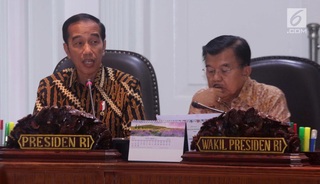 Presiden Joko Widodo atau Jokowi (kiri) didampingi Wakil Presiden Jusuf Kalla saat memimpin rapat terbatas (ratas) di Kantor Presiden, Jakarta, Senin (29/4/2019). Jokowi menyatakan ingin agar rencana pemindahan ibu kota dikerjakan dengan serius. (Liputan6.com/HO/Radi)