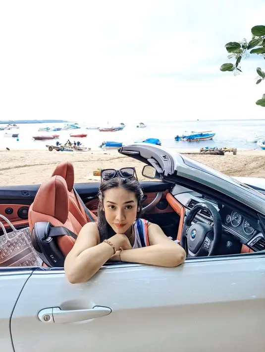 "Kayak mau pergi ke taman safari terus aku tanya mamaku 'si kakak ini ikut nggak?' kata mamaku ikut. Yaudah aku langsung bangun pagi, siap-siap gitu deh. Itu masih SD, aneh banget kan suka sama sepupu sendiri. Sekarang mah udah mau muntah kalau aku ingat," ceritanya.  (Instagram/anyageraldine)