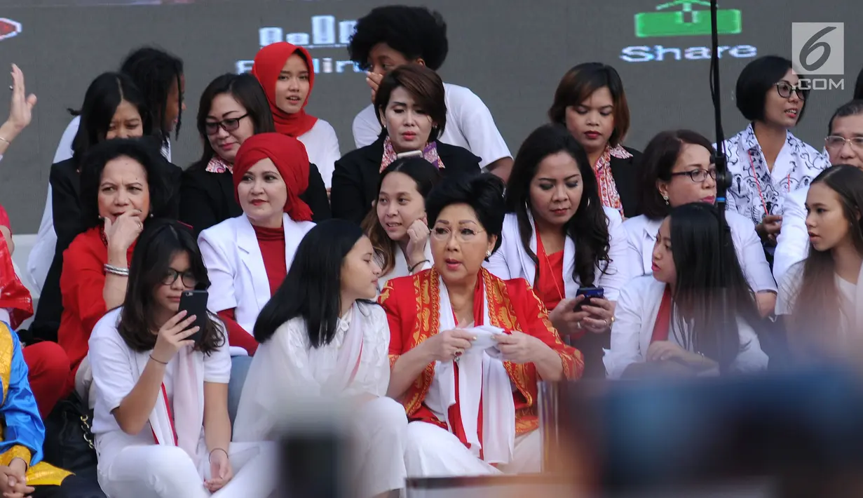 Artis senior Titiek Puspa (tengah) bersiap mengikuti gelaran Harmoni Indonesia 2018 di Kompleks Gelora Bung Karno, Jakarta, Minggu (5/8). Lima buah lagu termasuk Indonesia Raya dinyanyikan bersama. (Liputan6.com/Helmi Fithriansyah)
